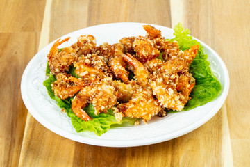 Batter shrimps with salad