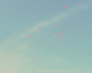 Orangene Luftballons fliegen im Himmel