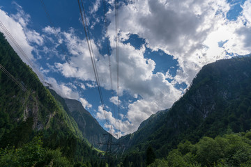 Stromleitungen im Gebirge