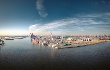 Panorama vom Hamburger Hafen bei Sonnenaufgang