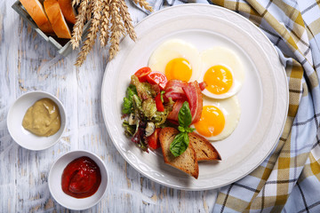 яичница с беконном,гренками и свежими овощами