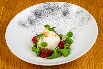 Buratta salad with tomatoes