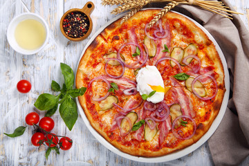 пицца с бекон ,яйцом пашот и базиликом