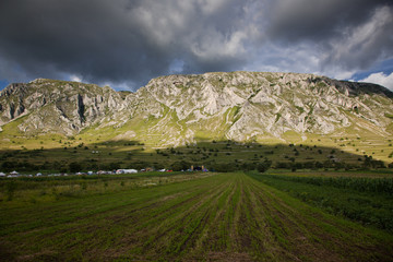 Obraz premium trascau mountains with piatra secuiului over the village of Rimetea - famous destination in Transylvania, Romania
