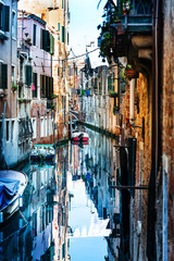 Panele Szklane Podświetlane  Wenecja, Włochy - 21 grudnia 2017: Widok ulicy wody i starych budynków w Wenecji, Włochy