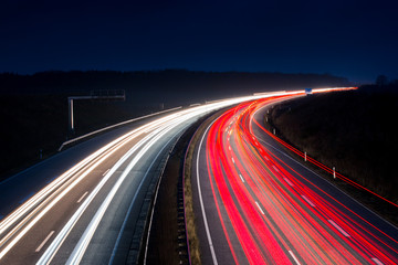Fototapeta na wymiar Autobahn in mit einer Kurve und Langzeitbelichtung