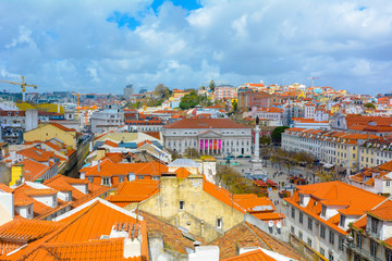 Fototapeta na wymiar Vista dall'alto della città di Lisbona. Panorama dei quartieri