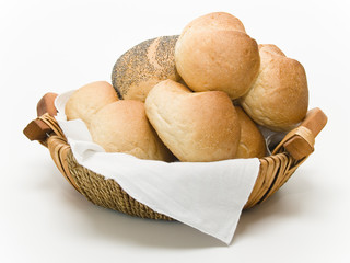 Ein Brotkorb mit verschiedenen Brötchen 