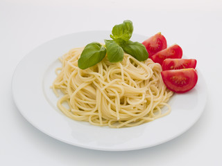 Ein Teller Spaghetti mit Basilikum und Tomaten 