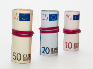 Drei gerollte Geldbündel mit 10, 20 und 50 Euro-Scheinen 