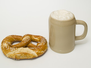 Bierkrug und Brezel 
