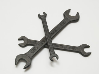 Drei verschieden große Maulschlüssel übereinander 