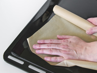 auf ein Backblech wird Backpapier gelegt 