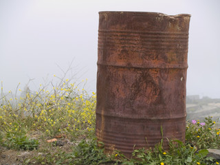 altes verostetes Ölfass in der Natur 