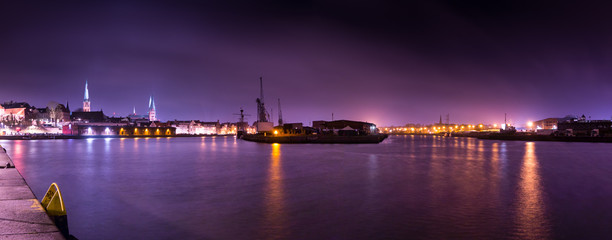 Lübecker Panorama aus dem Hafen fotografiert