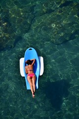 Donna prende il sole sul lettino galleggiante
