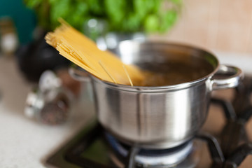 Cooking spaghetti in a pot
