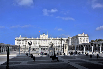 Obraz premium Madrid, reflets d’albâtre de la cours du palais royal