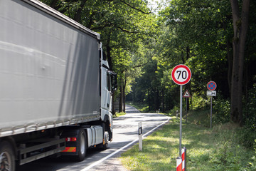 LKW Strasse geschwindigkeit Achtung Gefahr