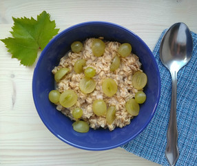 dietary breakfast. vegetarian food. healthy food. porridge on water with grapes. green tea. porridge according to Michel Montinyak's recipe. slim figure. health. porridge.