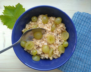 dietary breakfast. vegetarian food. healthy food. porridge on water with grapes. green tea. porridge according to Michel Montinyak's recipe. slim figure. health. porridge.