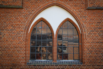 Altes historisches Fenster mit Spiegelung