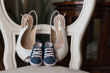 Le scarpe della sposa e del bambino che arriverà