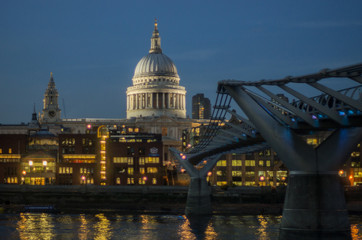 Fototapeta na wymiar Millennium bridge in London