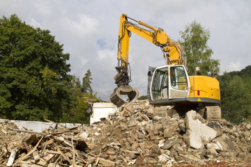 Kran bei Abriss eines Mehrfamilienhauses