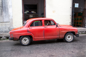 Schöner roter Oldtimer auf Kuba (Karibik)