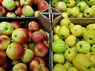 Fresh green apples lie in the shop window
