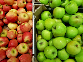 Fresh green apples lie in the shop window
