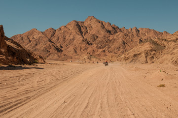 Fototapeta na wymiar The sand way across the Moses mountains