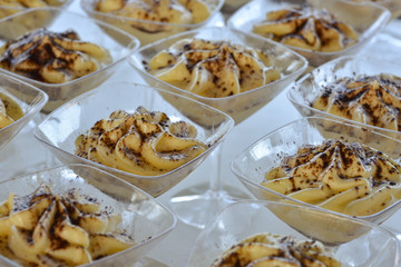 dolci mono dose disposti dentro bicchierini trasparenti