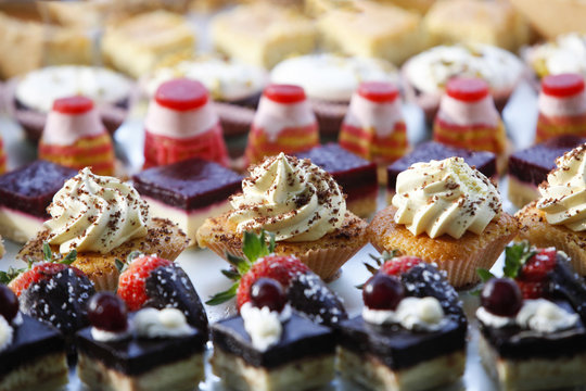 Deliziosi dolci mono dose da ricevimento disposti su file
