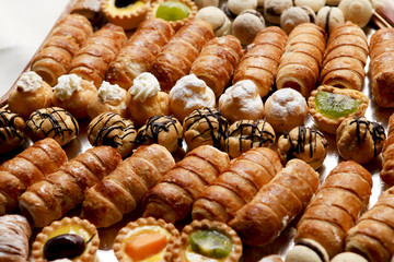 dolci assortiti mono dose disposti in ordine sopra un vassoio