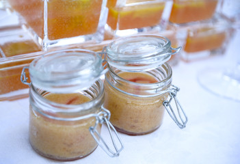 creme mono dose dentro barattoli in vetro