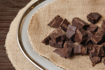 cioccolato su iuta sopra un piatto elegante sopra una tavola di legno