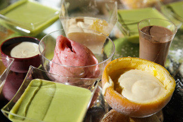 finger food con gelato di frutta in vari contenitori