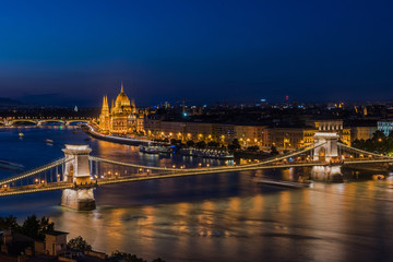 Fototapeta na wymiar Budapest mit Kettenbrücke und Parlamentsgebäude bei Blauer Stunde