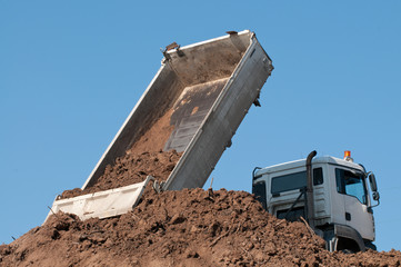 LKW-Kipper kippt Erde aus