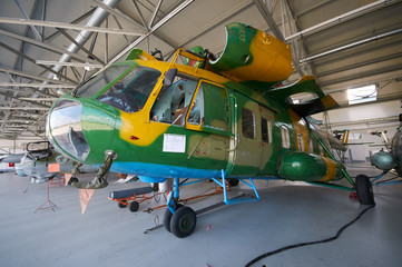 Helikopter w warsztacie - 213834166