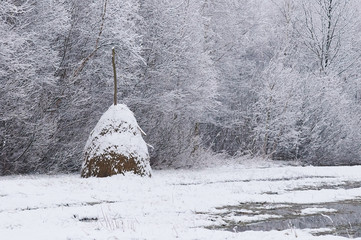 Stóg siana w śniegu