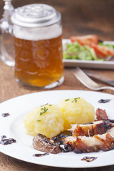 Bayerischer Schweinebraten mit Bier und Knödel