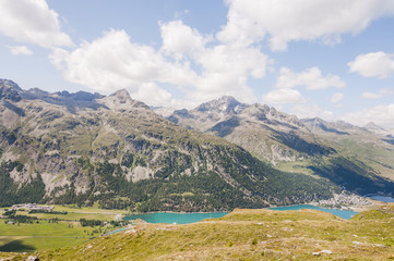 Fototapeta na wymiar Silvaplana, Sils, Corvatsch, Wanderweg, Seenplatte, Silvaplanersee, Piz Julier, Piz Nair, Furtschellas, Oberengadin, Graubünden, Sommer, Schweiz