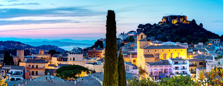 Begur, Costa Braca, Katalonien, Spanien: gro&szlig;es Panorama am fr&uuml;hem Abend.