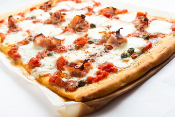 Pizza con prosciutto cotto e capperi, Italian food
