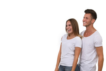 Fototapeta premium Junges Paar schaut lachend in eine Richtung