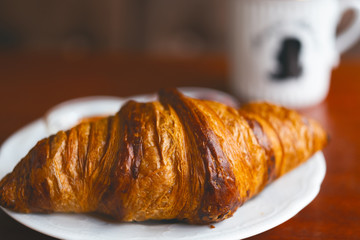 Französisches Frühstück mit Butter Croissant mit zwei verschiedenen Marmeladen 