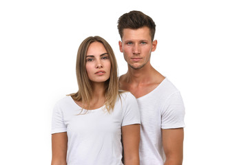 Hübsche junges Paar vor weißem Hintergrund schaut ernst